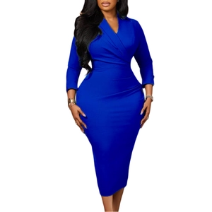 Détail de la robe cache-cœur bleu roi à col en V avec taille froncée et tissu texturé