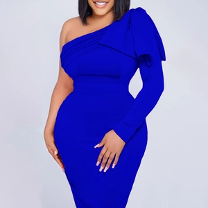 Détail de la robe moulante bleu roi à une épaule avec cape plissée et manche asymétrique