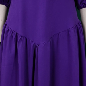 Dettaglio dell'abito viola scuro con pieghe fitte e design della vita a V di alta qualità