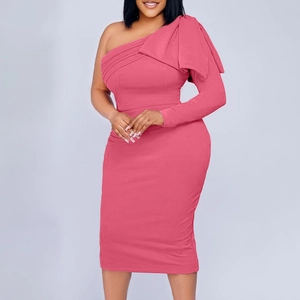 Robe moulante rose élégante à une épaule avec manche à volants pour les soirées