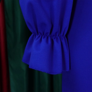 Détail de la manche bleu foncé avec poignets à volants élastiques et texture tissée