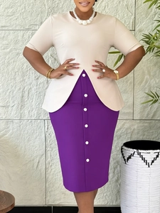 Ensemble élégant avec haut à basque beige et jupe crayon violette à boutons blancs