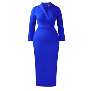 Détail de la robe bleu foncé à col en V avec plis à la taille et coupe moulante sexy