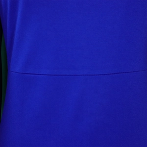 Détail du tissu tricoté bleu foncé montrant la couture plate et la finition soignée