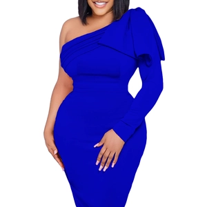Détail de l'épaule drapée élégante sur cette robe moulante bleu royal à coupe asymétrique