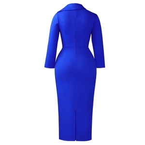 Détail du dos d'une robe crayon bleu roi avec fermeture éclair invisible et fente arrière