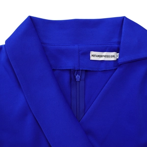 Détail de la robe bleu roi avec col en V montrant la fermeture éclair et l'étiquette