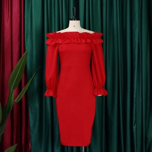 Détail d'une robe rouge à épaules dénudées avec décolleté à volants et manches froncées