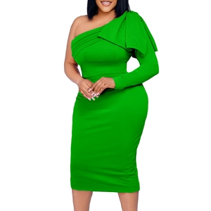 Robe mi-longue élégante verte à une épaule grande taille avec grand nœud et coupe moulante