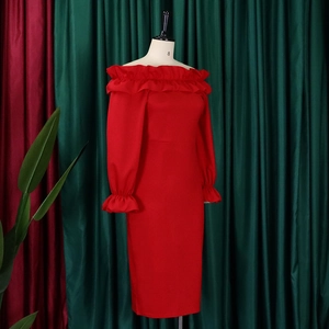 Détail de la robe midi rouge à épaules dénudées avec encolure à volants et manches