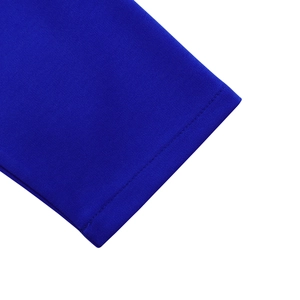 Détail de la couture à double aiguille sur le tissu en maille bleu marine élastique
