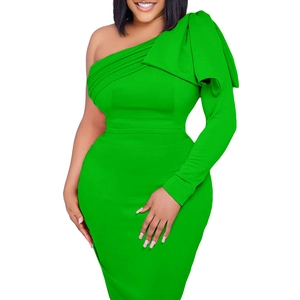 Détail d'une robe asymétrique vert citron avec des volants exagérés sur la manche