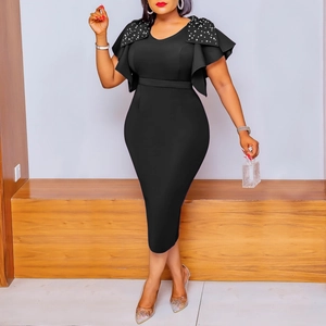 Robe midi noire élégante avec manches à volants ornées de perles et coupe ajustée