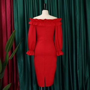 Détail de la fente arrière et des poignets volantés de cette robe midi rouge à épaules nues