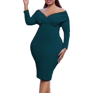 Elegante abito a tubino verde scuro con spalle scoperte e pieghe incrociate scollo a V