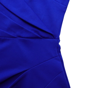 Gros plan sur les détails plissés élégants et la texture du tissu de la robe bleu roi