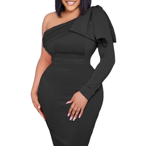 Détail d'une robe noire asymétrique avec volants amples et texture plissée élégante