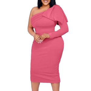Détail de la robe midi rose fuchsia à une épaule avec manche longue et volants