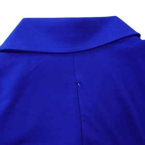 Vue détaillée du col arrière avec une fermeture éclair invisible sur tricot bleu