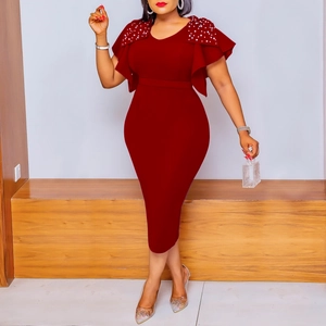 Robe moulante rouge foncé élégante avec manches à volants et détails en perles