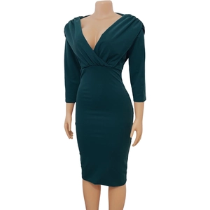 Dettaglio dell'abito aderente verde scuro elegante con scollo a V e linea sfiancata