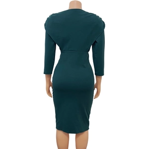Dettaglio dell'abito verde scuro con scollo a V e design del risvolto a scialle sul retro