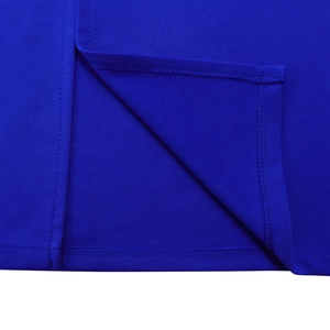 Détail de la couture à double aiguille sur la robe crayon en tricot bleu royal