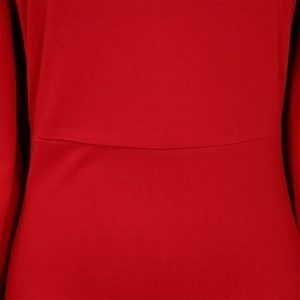 Détail du tissu en maille rouge avec des coutures plates précises et des textures fines