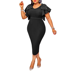 Détails des volants et des perles blanches sur la robe de cocktail noire midi