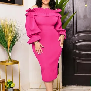 Robe midi ajustée rose rose à épaules dénudées avec col à volants et manches longues évasées