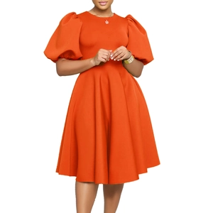 Dettaglio dell'elegante abito midi arancione con maniche a palloncino e vita alta a trapezio