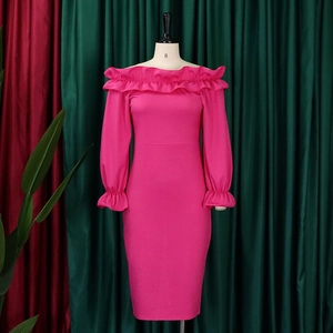 Détail d'une robe fuchsia à épaules dénudées avec décolleté à volants et manches bouffantes