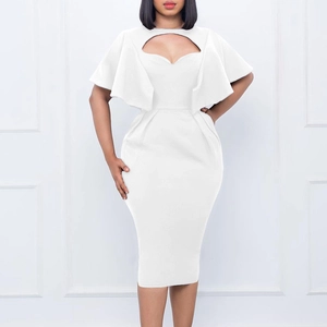 Robe midi blanche moulante avec décolleté ajouré et manches cape élégantes pour femmes
