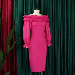Détail de la robe rose fuchsia épaules dénudées avec volants et poignets élastiques froncés