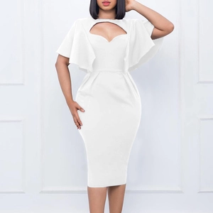 Détail des manches volantées et de la découpe goutte sur cette robe crayon blanche