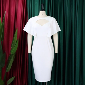 Détail de la robe crayon blanche avec manches volantées et décolleté goutte d'eau chic