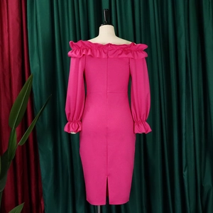 Détail du dos de la robe rose fuchsia avec fermeture éclair et fente élégante