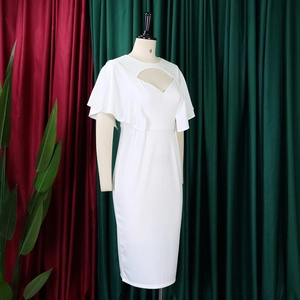 Détail de la robe crayon midi blanche avec découpe élégante à l'encolure goutte d'eau
