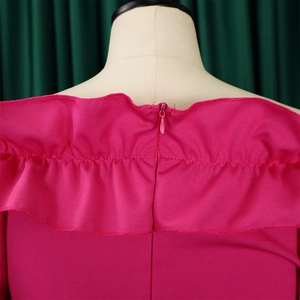 Détail de l'encolure rose fuchsia à épaules dénudées avec volants et fermeture éclair