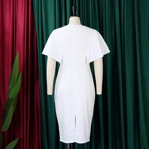 Détail arrière de robe fourreau blanche avec manches cape, zip invisible et fente en bas