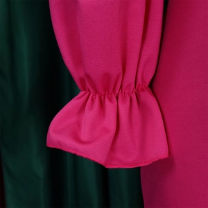 Détail des poignets élastiques à volants sur robe rose fuchsia à manches longues