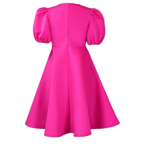 Vista dettagliata del retro di un abito a trapezio rosa fucsia con cerniera e maniche a sbuffo