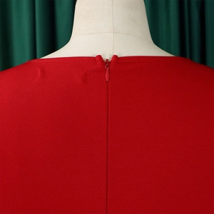 Detail der roten Übergrößen-Kleid-Rückseite mit nahtlosem Reißverschluss und feiner Textur