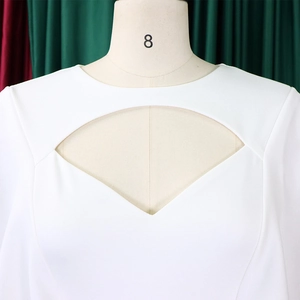 Vue détaillée d'une robe crayon blanche avec décolleté ajouré géométrique et col rond