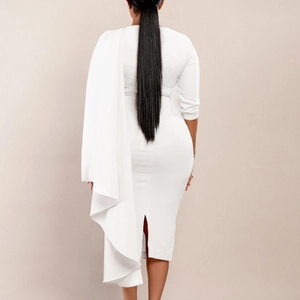 Robe mi-longue blanche élégante avec manche cape asymétrique et fente dans le dos