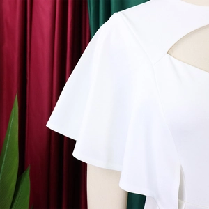 Détail d'une robe blanche avec manches volantées et découpe en losange au col