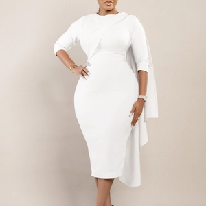 Élégante robe crayon blanche moulante avec cape asymétrique et manches trois-quarts