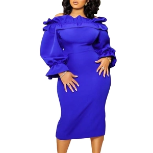 Robe bleu roi à épaules dénudées avec encolure à volants et manches bouffantes