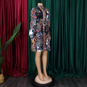 Dettaglio di abito boho corto con stampa paisley, maniche lunghe e vita regolabile