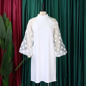 Detail der weißen Netz-Laternenärmel mit Punktemuster auf einem eleganten Kleid